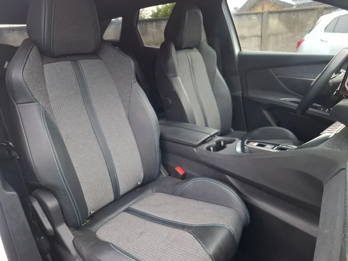 Peugeot 3008 1.5 Allure Pack Bluehdi 130 4x2 Eat8 5p año 2024