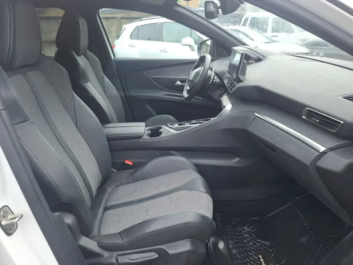 Peugeot 3008 1.5 Allure Pack Bluehdi 130 4x2 Eat8 5p año 2024
