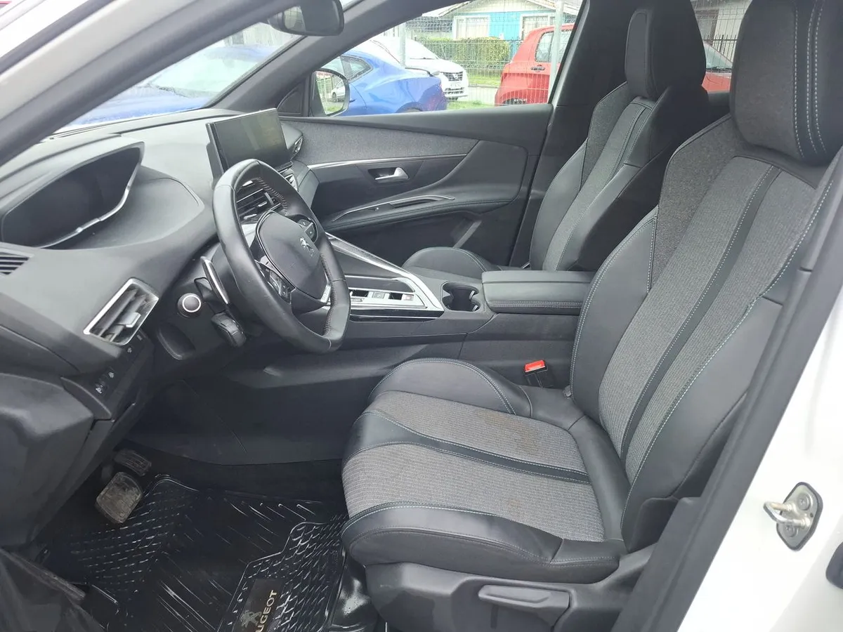 Peugeot 3008 1.5 Allure Pack Bluehdi 130 4x2 Eat8 5p año 2024