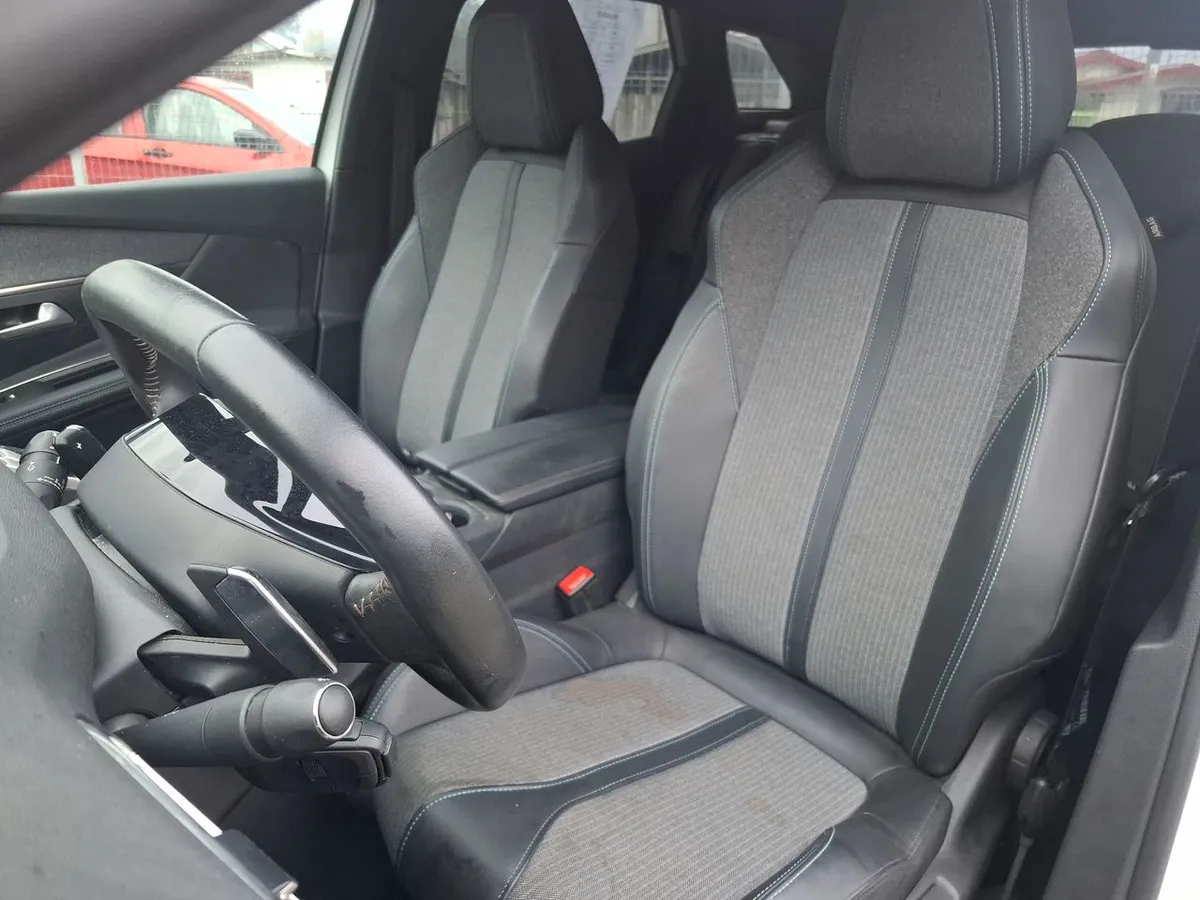 Peugeot 3008 1.5 Allure Pack Bluehdi 130 4x2 Eat8 5p año 2024