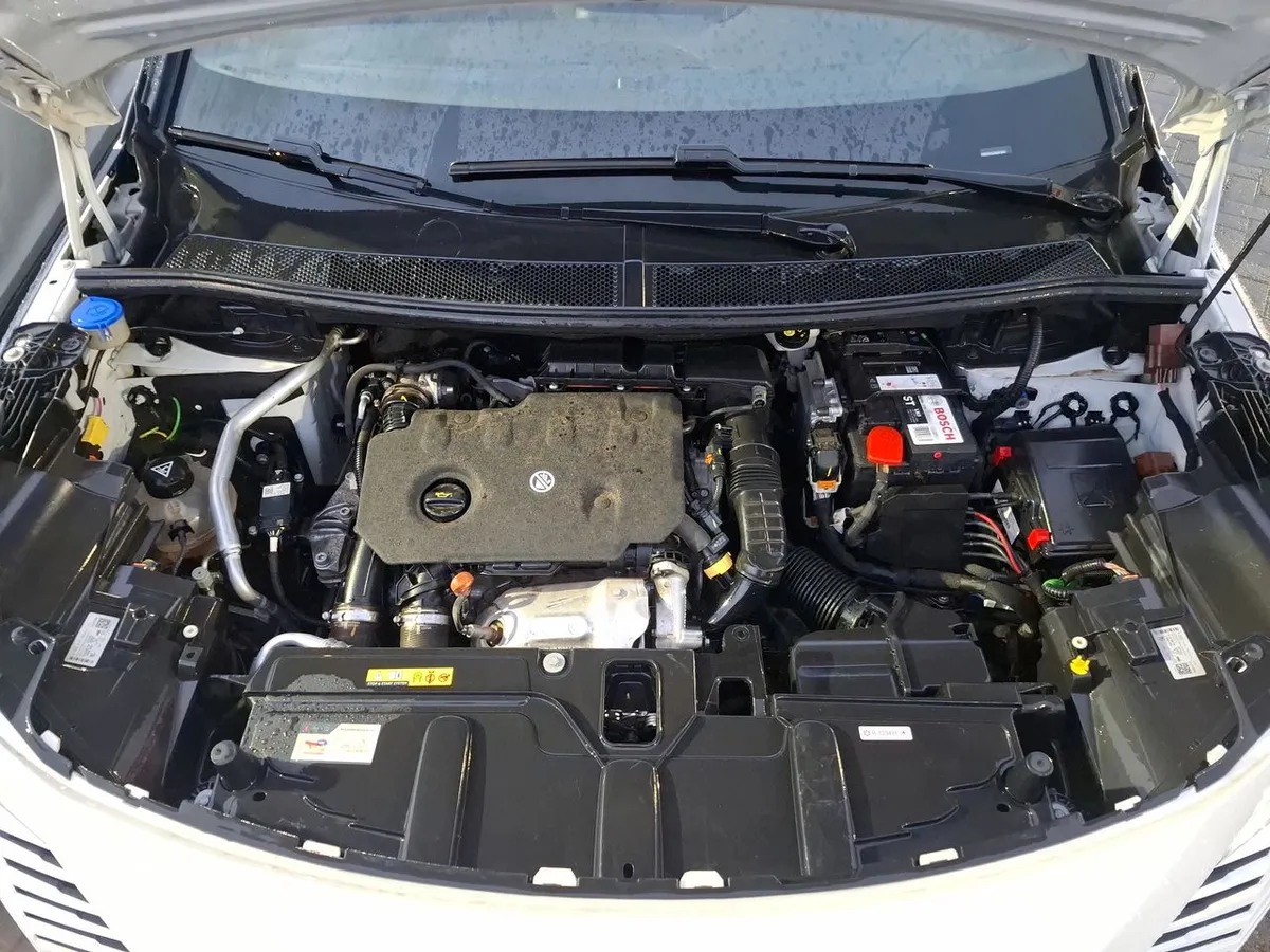 Peugeot 3008 1.5 Allure Pack Bluehdi 130 4x2 Eat8 5p año 2024