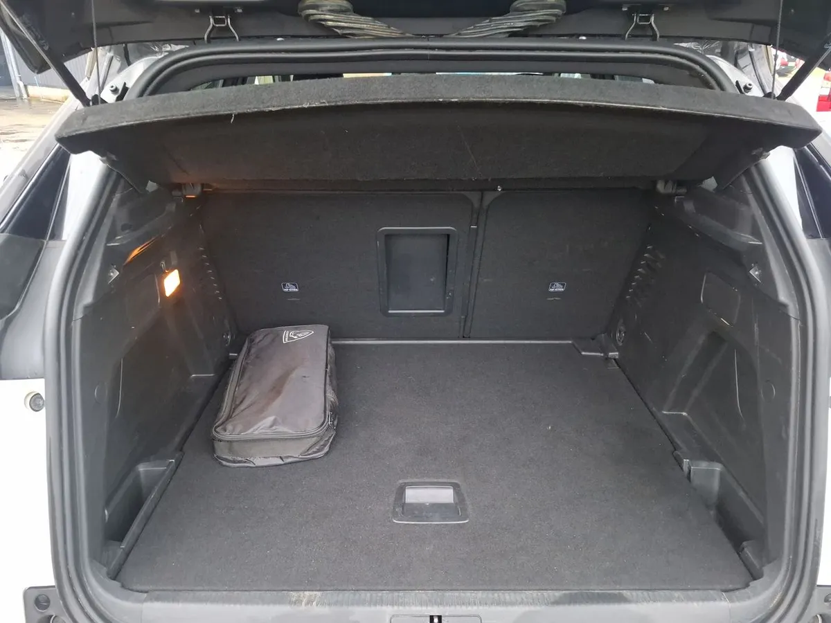 Peugeot 3008 1.5 Allure Pack Bluehdi 130 4x2 Eat8 5p año 2024