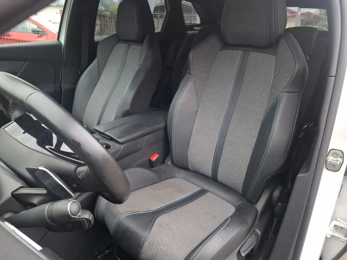 Peugeot 3008 1.5 Allure Pack Bluehdi 130 4x2 Eat8 5p año 2024