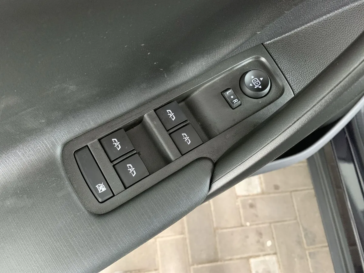 Chevrolet Tracker 1.2t Ltz R 4x2 At 5p año 2026