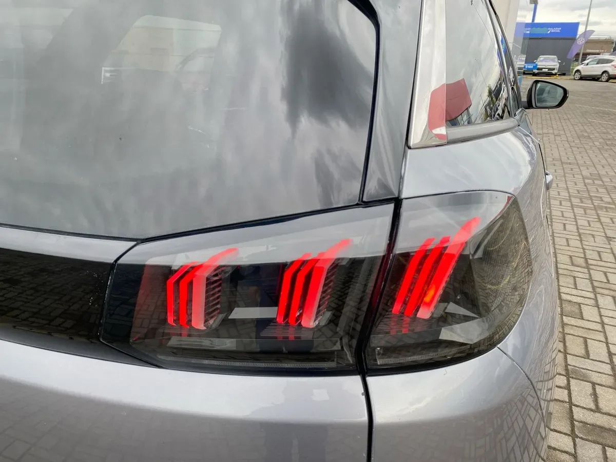 Peugeot 5008 1.5 Allure Pack Bluehdi Diesel 4x2 130 Eat8 5p año 2021
