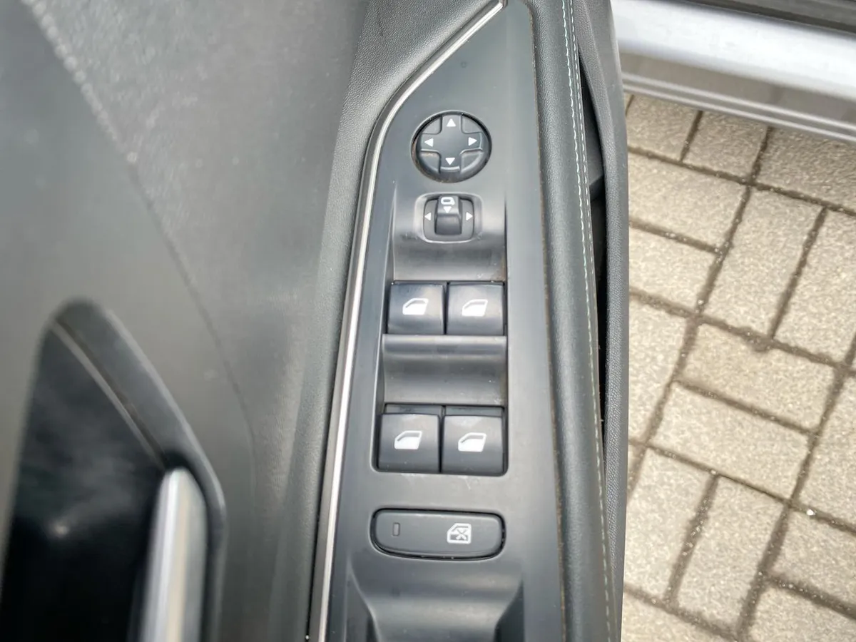 Peugeot 5008 1.5 Allure Pack Bluehdi Diesel 4x2 130 Eat8 5p año 2021
