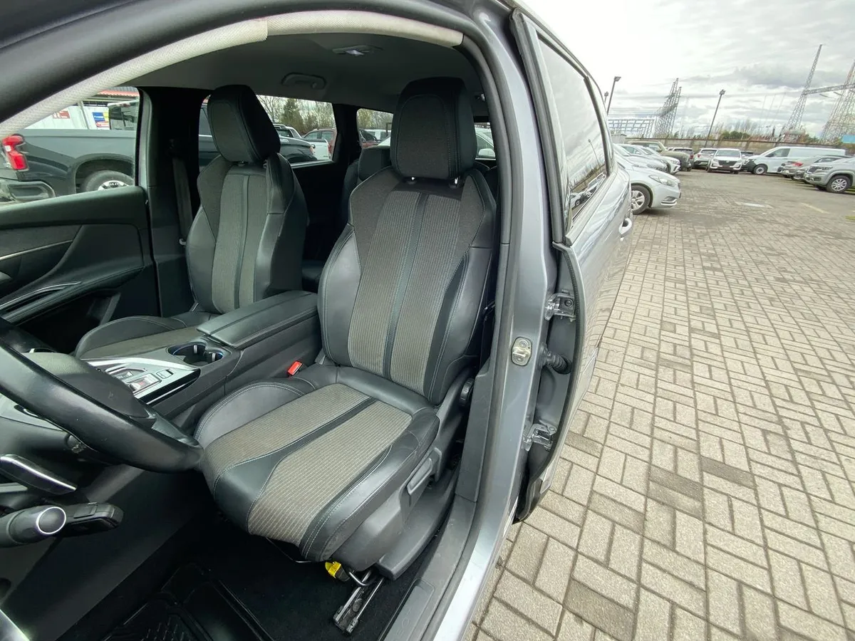 Peugeot 5008 1.5 Allure Pack Bluehdi Diesel 4x2 130 Eat8 5p año 2021