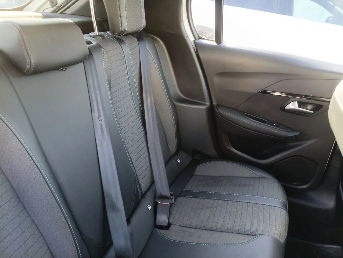 Peugeot 208 1.2 Puretech Allure Pack 4x2 100 Mt 5p año 2022