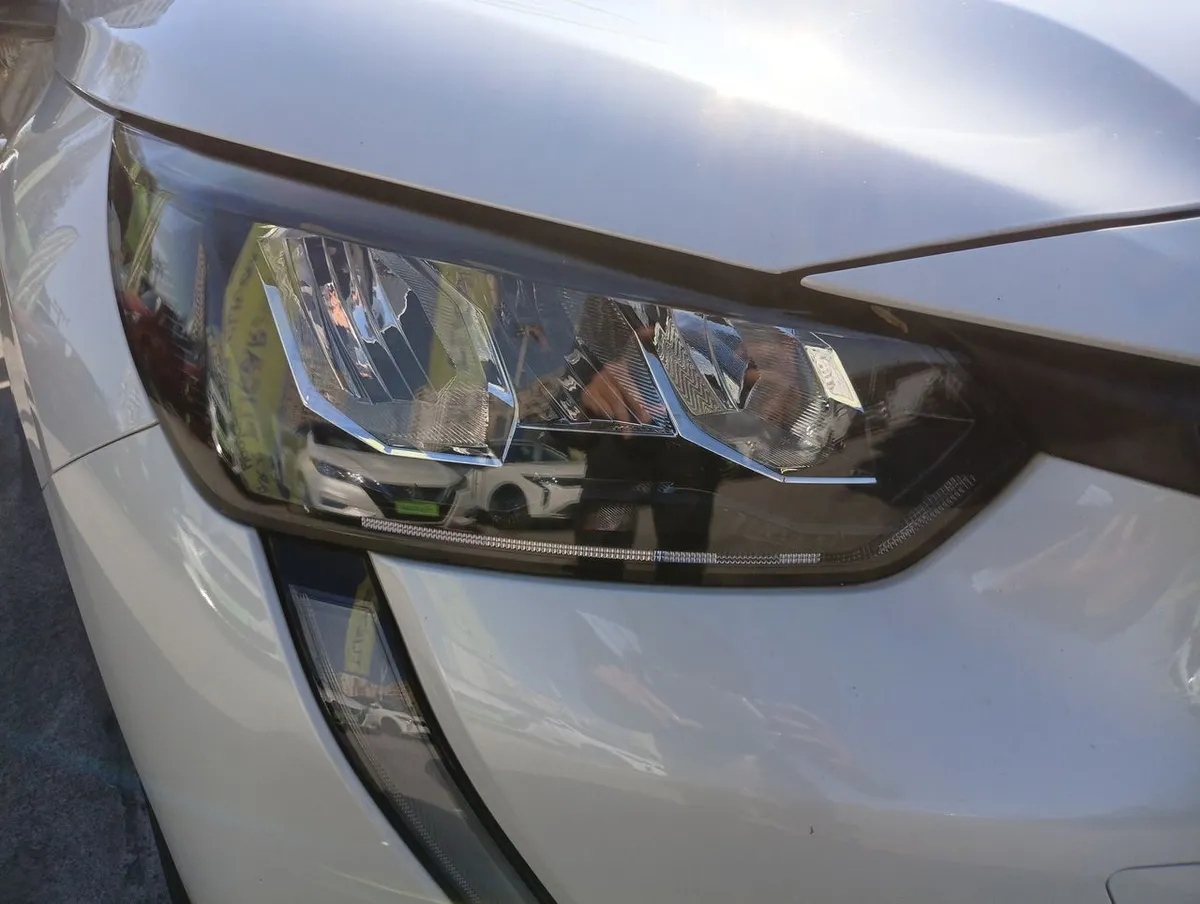 Peugeot 208 1.2 Puretech Allure Pack 4x2 100 Mt 5p año 2022