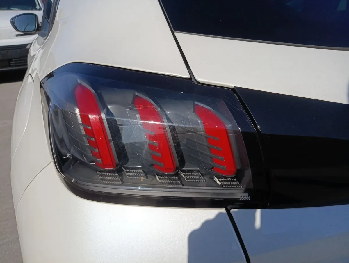 Peugeot 208 1.2 Puretech Allure Pack 4x2 100 Mt 5p año 2022