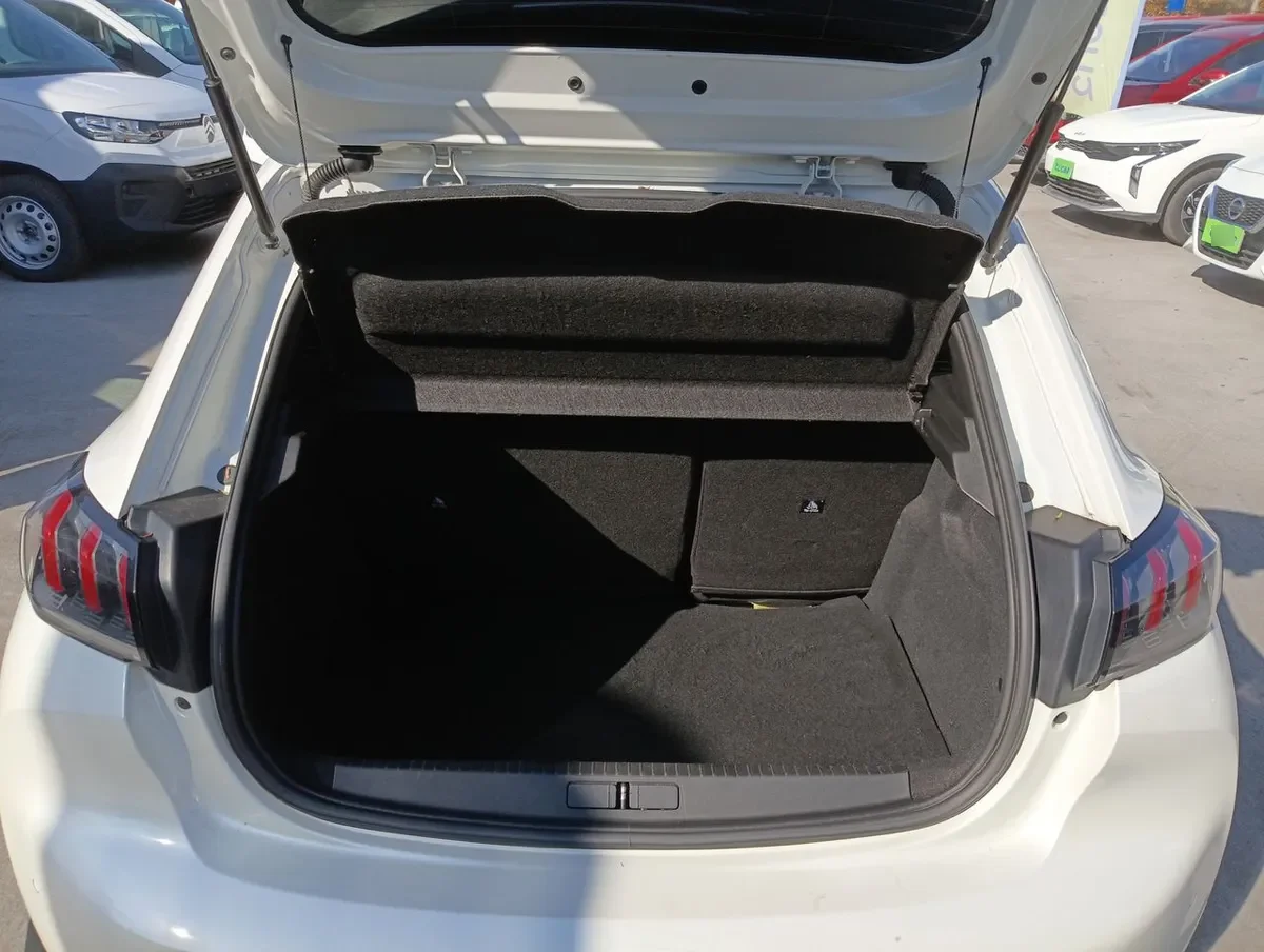 Peugeot 208 1.2 Puretech Allure Pack 4x2 100 Mt 5p año 2022