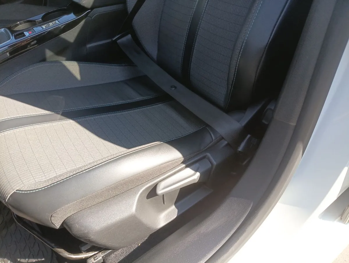 Peugeot 208 1.2 Puretech Allure Pack 4x2 100 Mt 5p año 2022