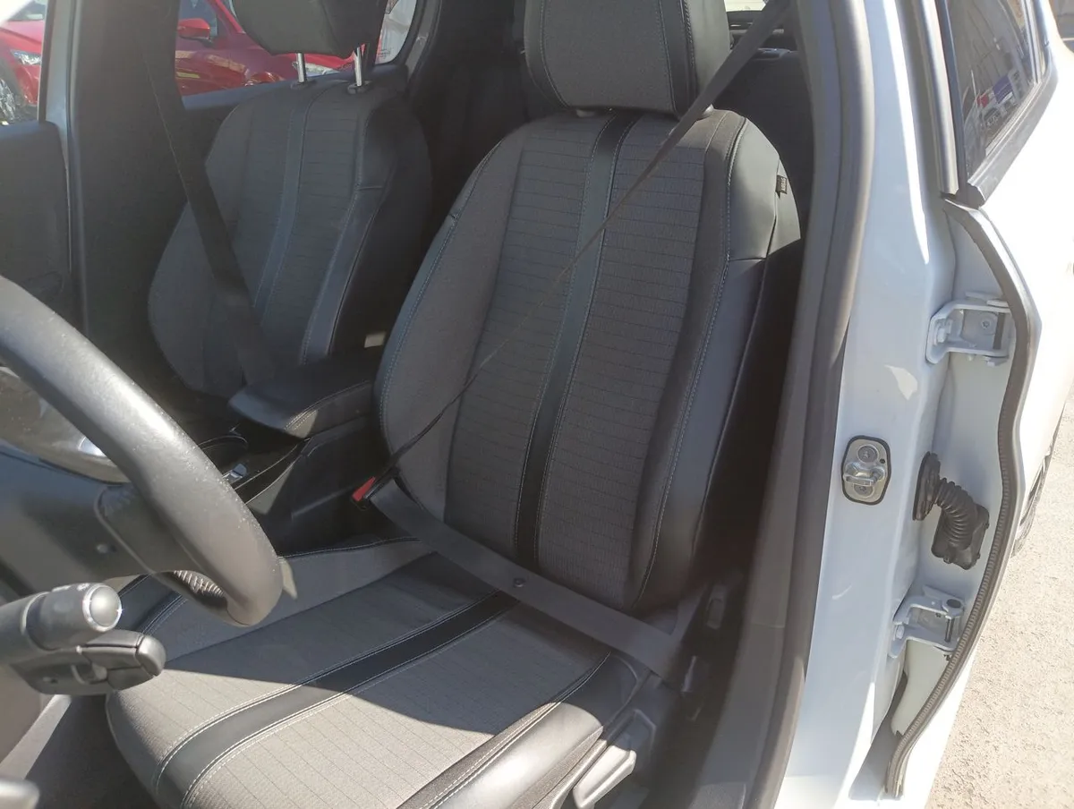 Peugeot 208 1.2 Puretech Allure Pack 4x2 100 Mt 5p año 2022