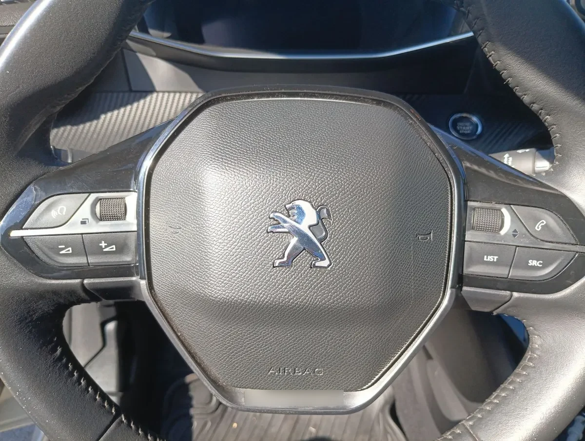 Peugeot 208 1.2 Puretech Allure Pack 4x2 100 Mt 5p año 2022