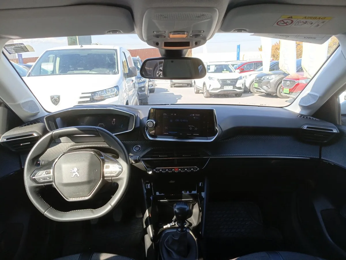 Peugeot 208 1.2 Puretech Allure Pack 4x2 100 Mt 5p año 2022