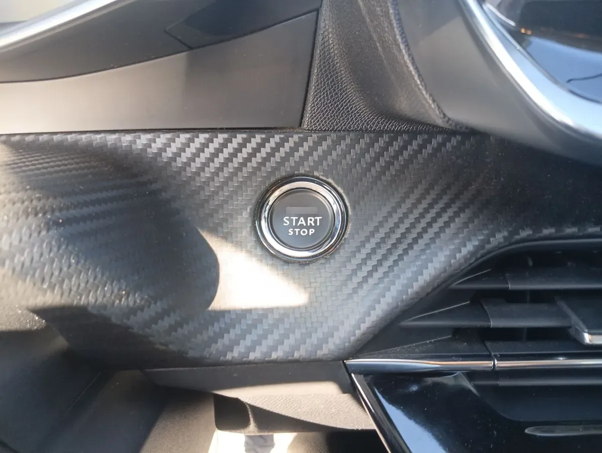 Peugeot 208 1.2 Puretech Allure Pack 4x2 100 Mt 5p año 2022