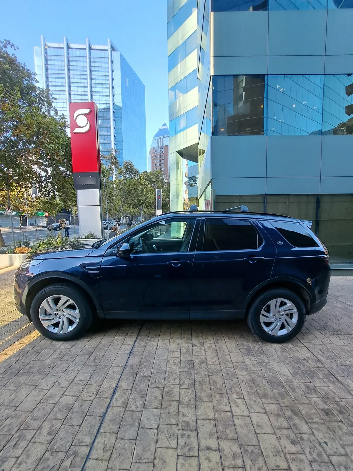 Land Rover Discovery 2.0 I R-Dynamic S At 4x4 año 2023