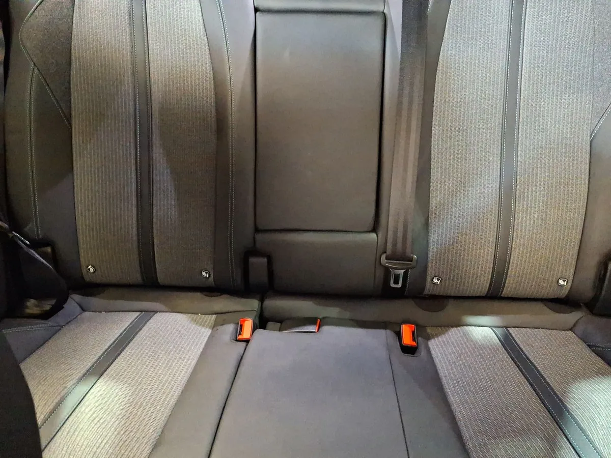 Peugeot 3008 1.5 Allure Pack Bluehdi 130 4x2 Eat8 5p año 2024