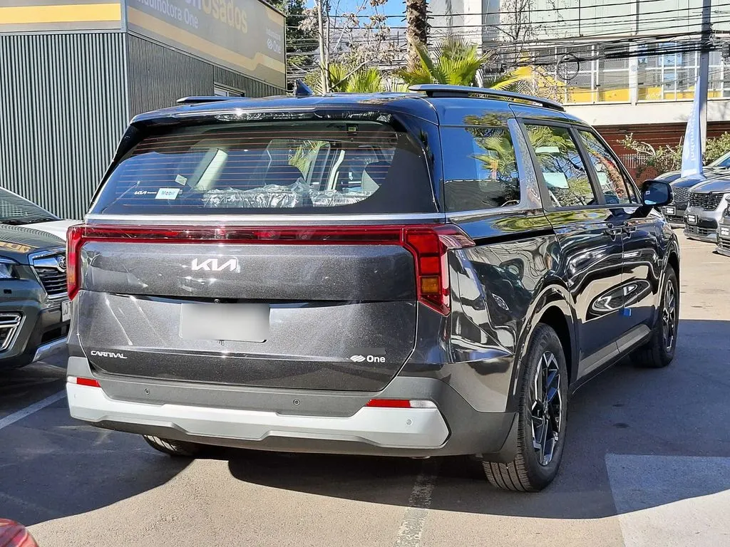 Kia Carnival At año 2025