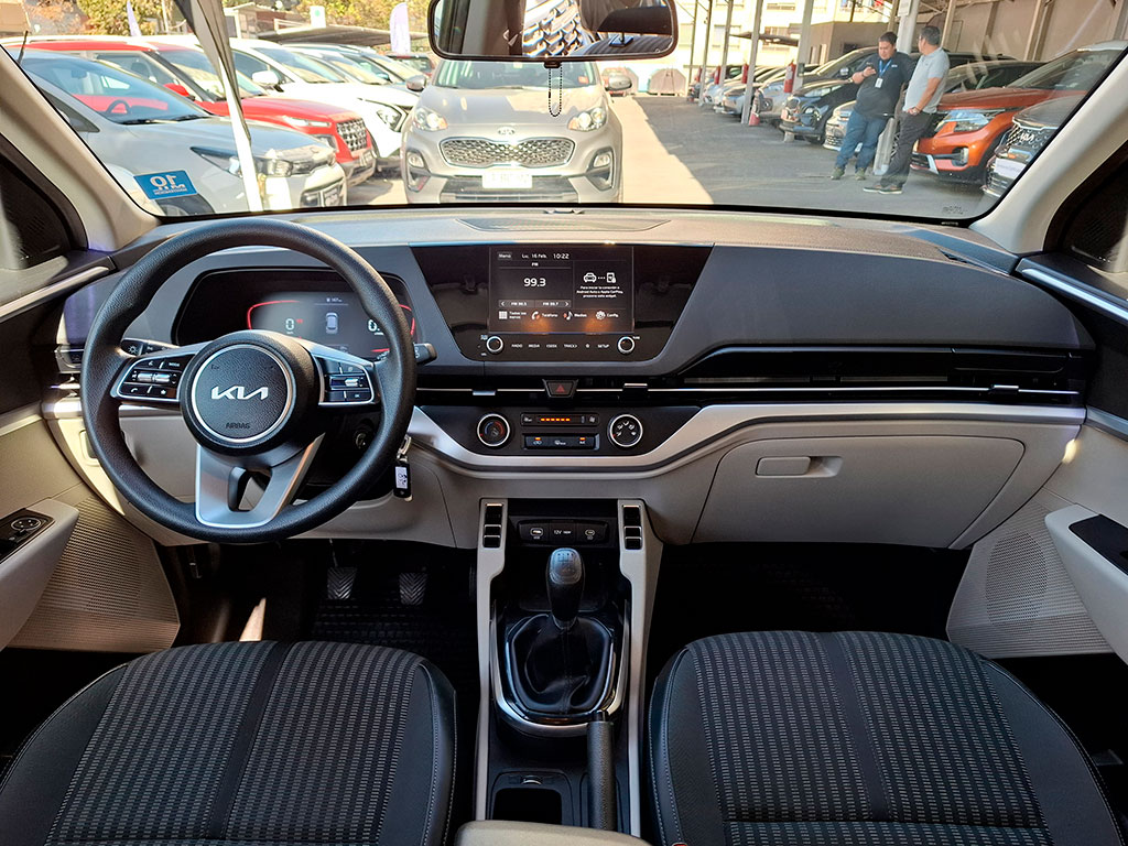Kia Carens 1.5l Lx año 2024