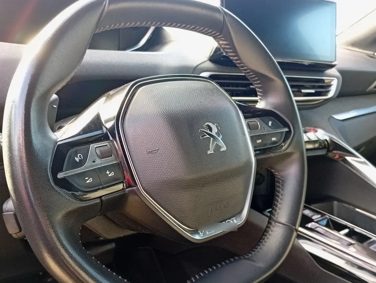 Peugeot 5008 1.5 Allure Pack Bluehdi 130 4x2 Eat8 5p año 2024