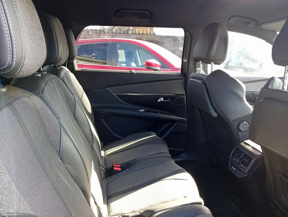 Peugeot 5008 1.5 Allure Pack Bluehdi 130 4x2 Eat8 5p año 2024