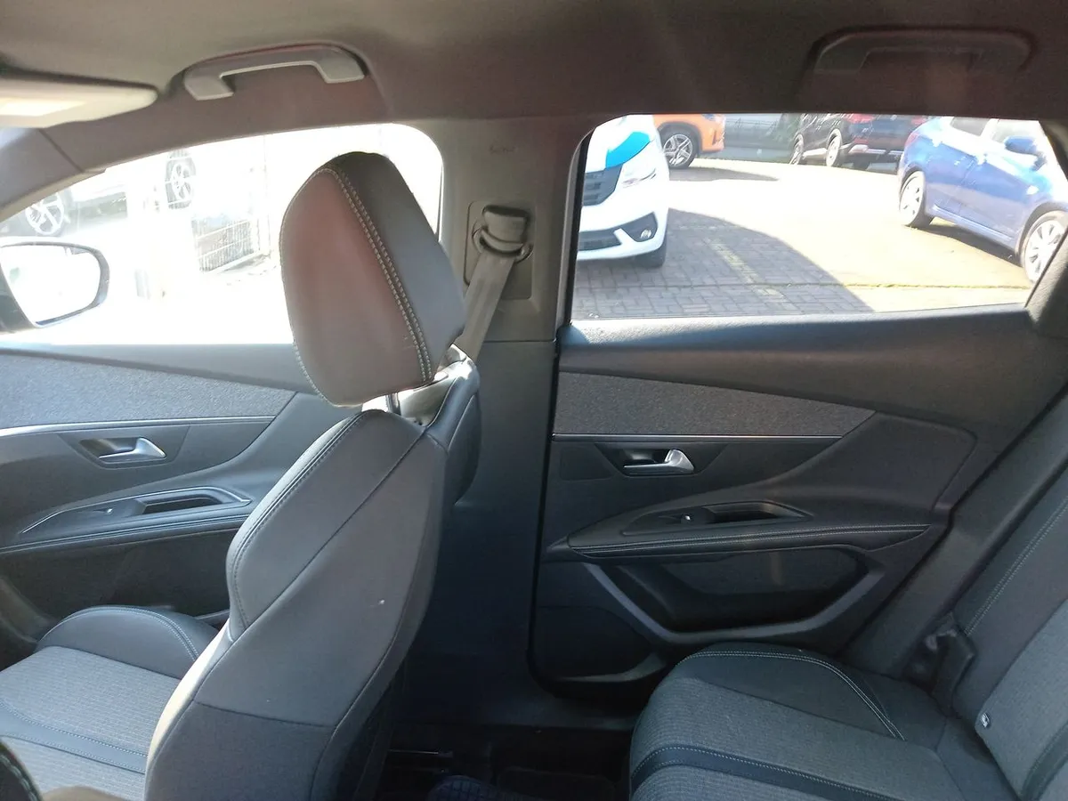 Peugeot 3008 1.5 Allure Pack Bluehdi 130 4x2 Eat8 5p año 2024