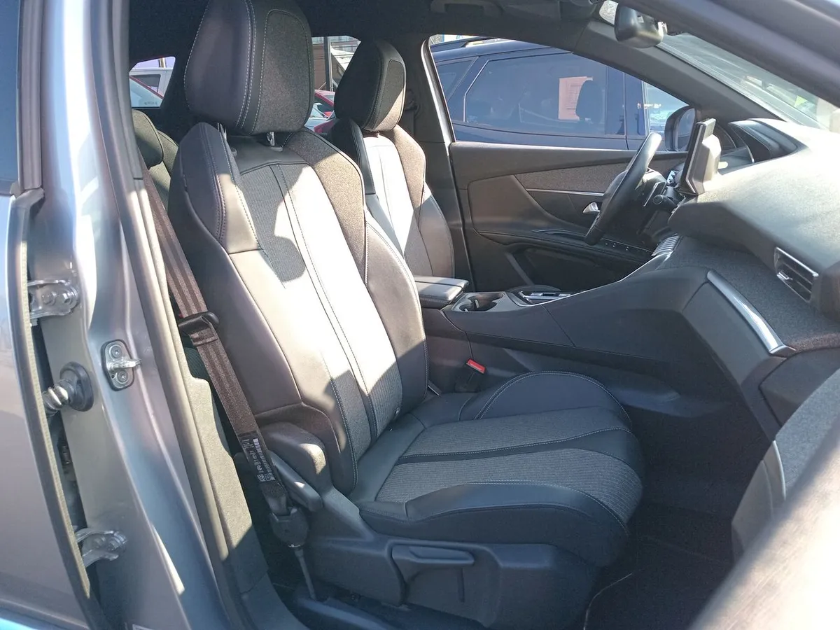 Peugeot 3008 1.5 Allure Pack Bluehdi 130 4x2 Eat8 5p año 2024