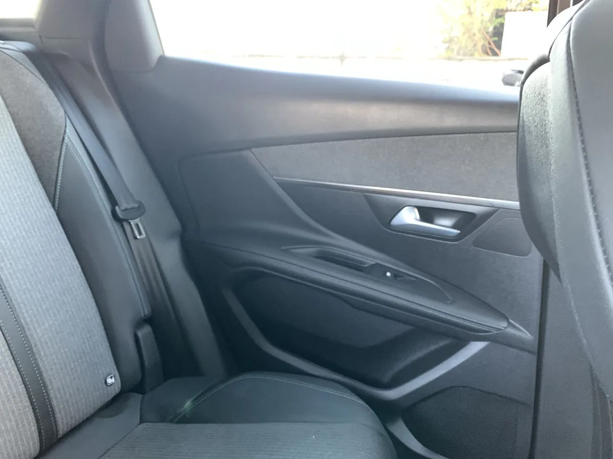 Peugeot 3008 1.5 Allure Pack Bluehdi 130 4x2 Eat8 5p año 2024
