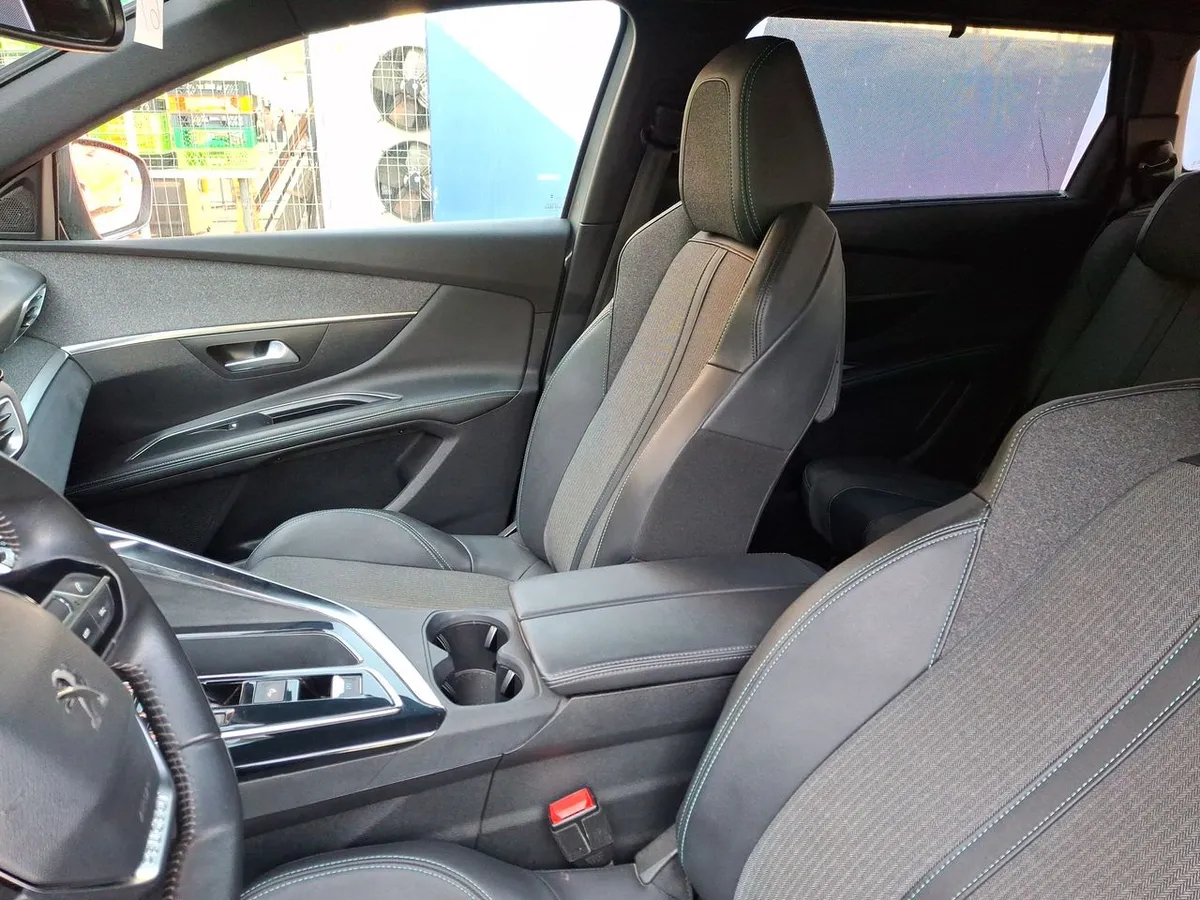 Peugeot 5008 1.5 Allure Pack Bluehdi 130 4x2 Eat8 5p año 2024