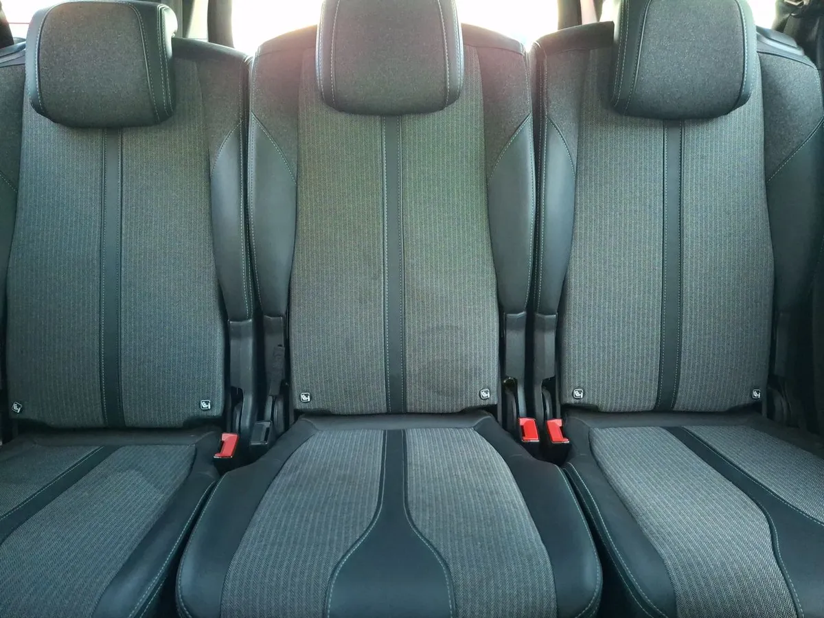 Peugeot 5008 1.5 Allure Pack Bluehdi 130 4x2 Eat8 5p año 2024