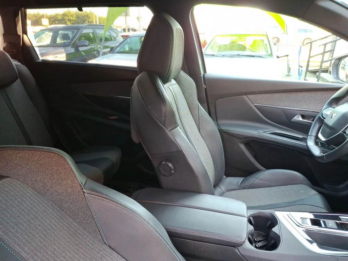 Peugeot 5008 1.5 Allure Pack Bluehdi 130 4x2 Eat8 5p año 2024