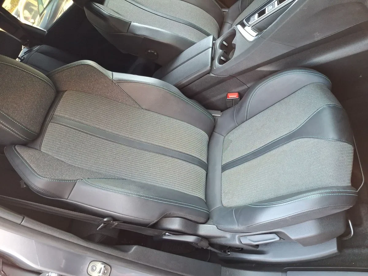Peugeot 5008 1.5 Allure Pack Bluehdi 130 4x2 Eat8 5p año 2024