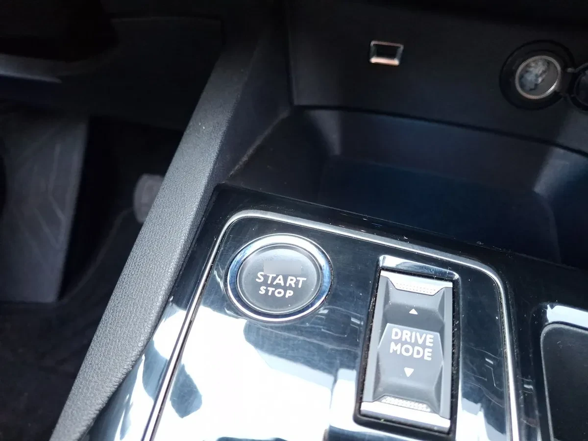 Peugeot 5008 1.5 Allure Pack Bluehdi 130 4x2 Eat8 5p año 2024