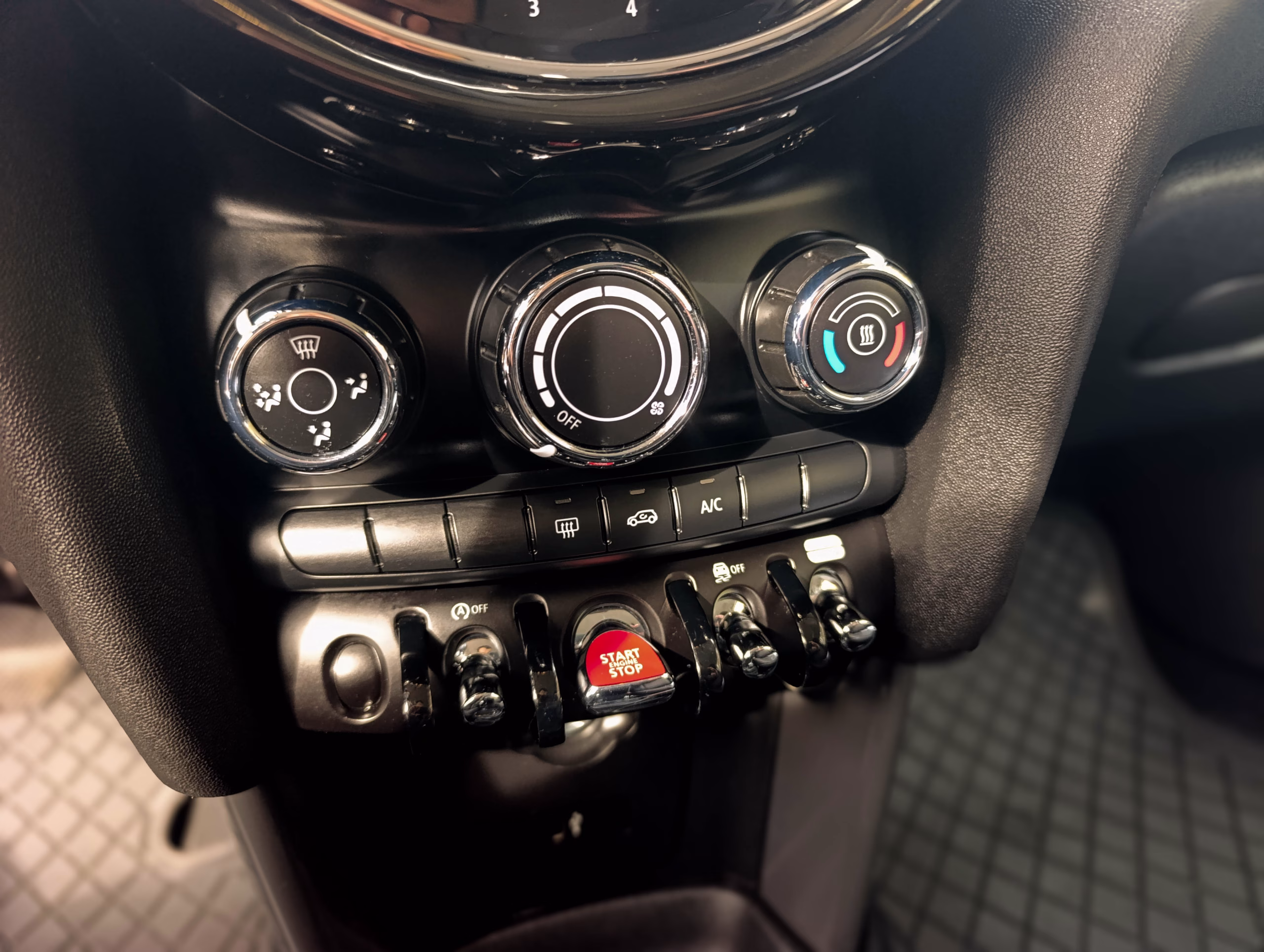 Mini Cooper Essential año 2023