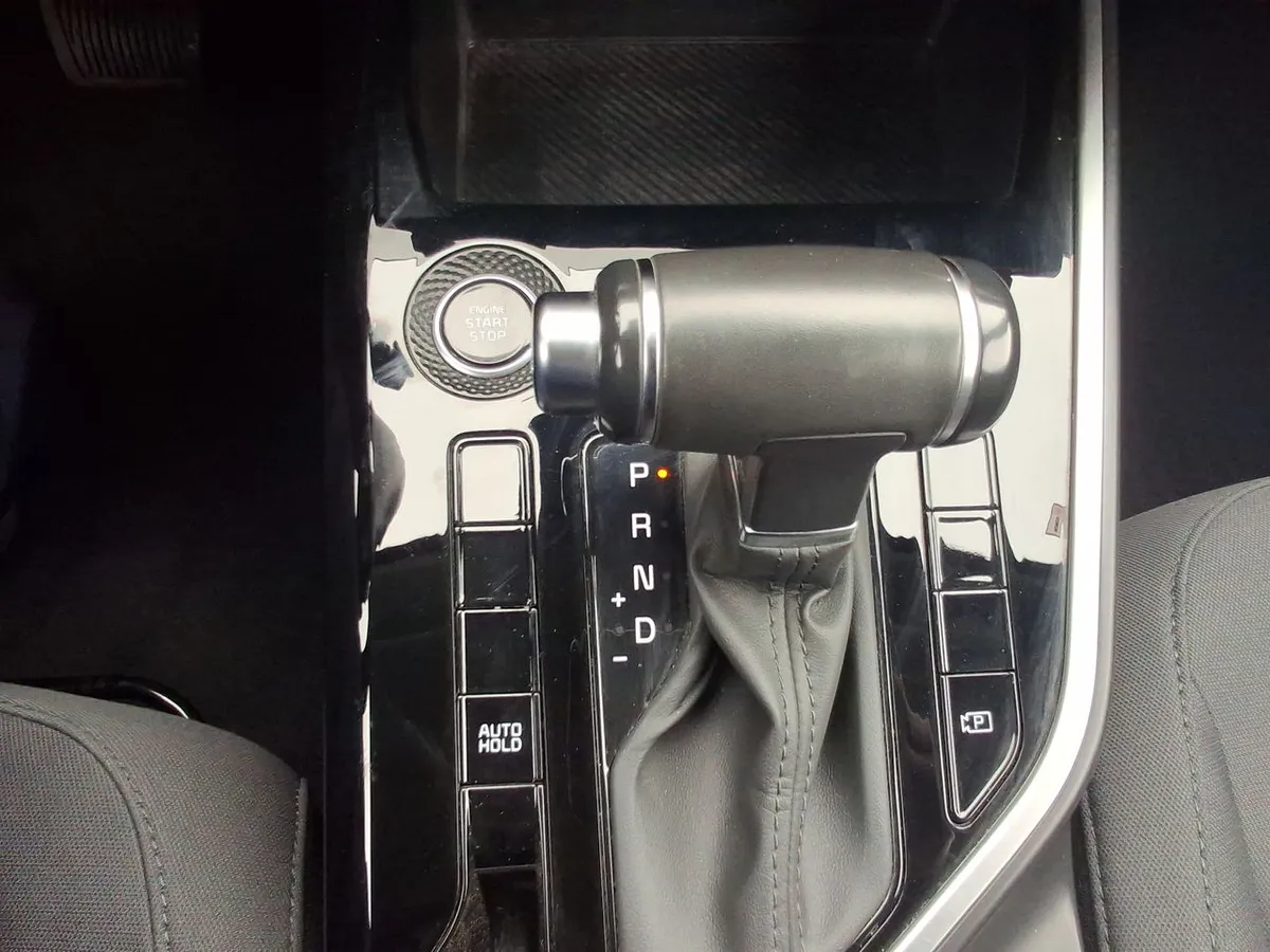 Kia Niro 1.6l Gdi Lx Hev Hybrid 4x2 6dct At 5p año 2023