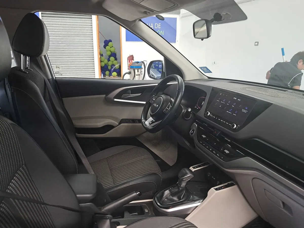 Kia Carens 1.4l Ex Turbo-Gdi Full 4x2 7dct At 5p año 2024
