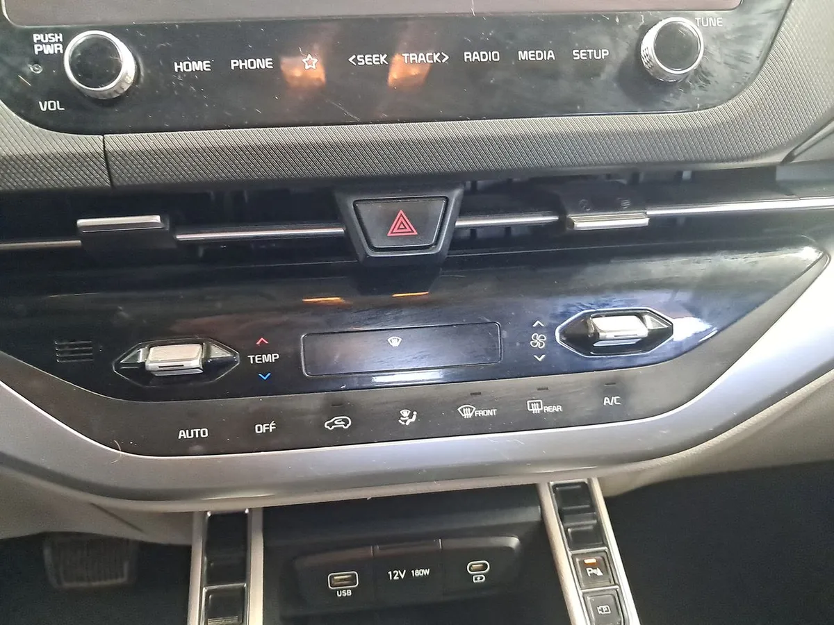 Kia Carens 1.4l Ex Turbo-Gdi Full 4x2 7dct At 5p año 2024