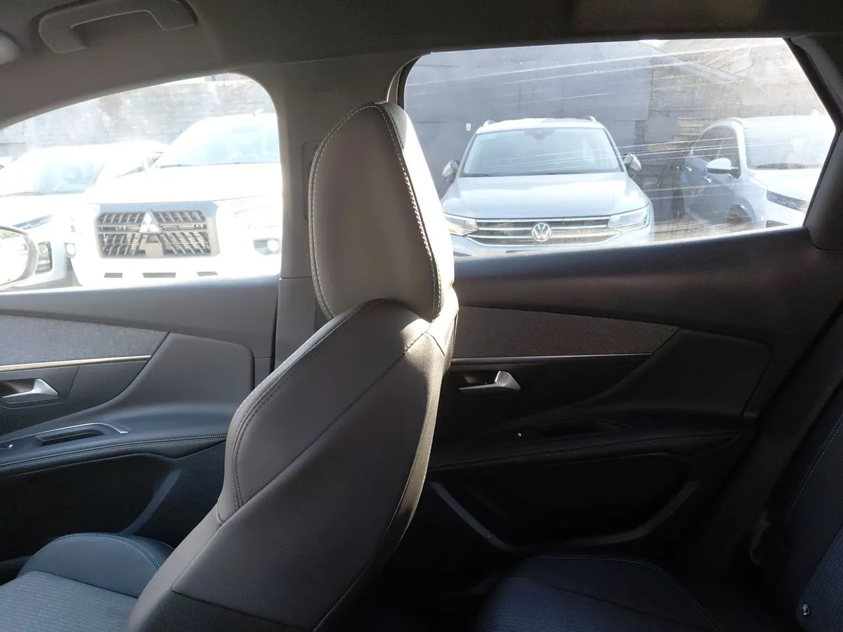 Peugeot 3008 1.5 Allure Pack Bluehdi 130 4x2 Eat8 5p año 2024