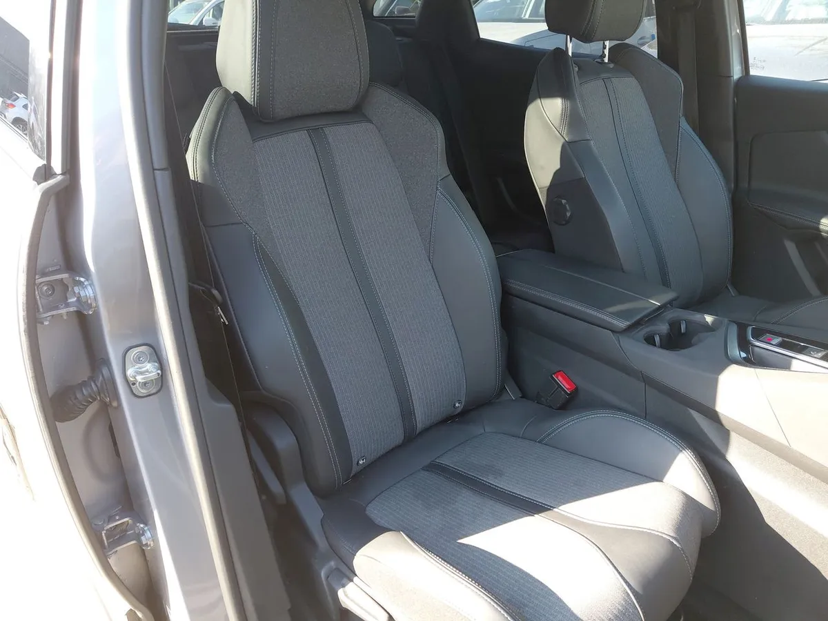 Peugeot 3008 1.5 Allure Pack Bluehdi 130 4x2 Eat8 5p año 2024