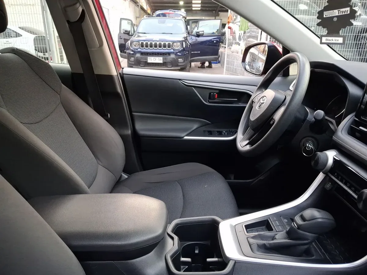 Toyota Rav 4 2.0 Le 4x2 Cvt At 5p año 2024