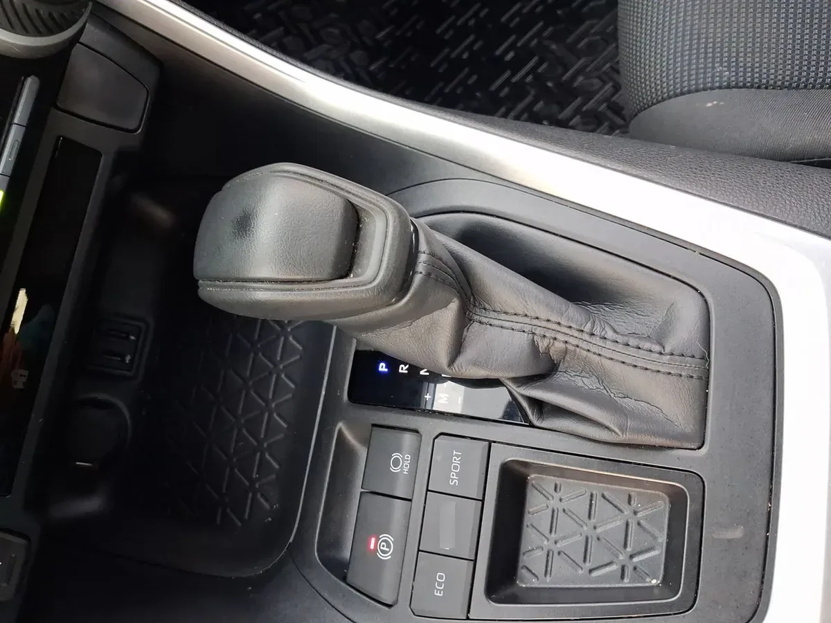 Toyota Rav 4 2.0 Le 4x2 Cvt At 5p año 2024