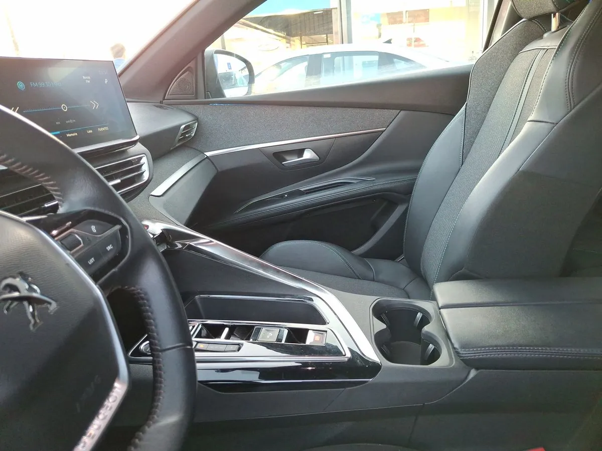 Peugeot 5008 1.5 Allure Pack Bluehdi 130 4x2 Eat8 5p año 2024