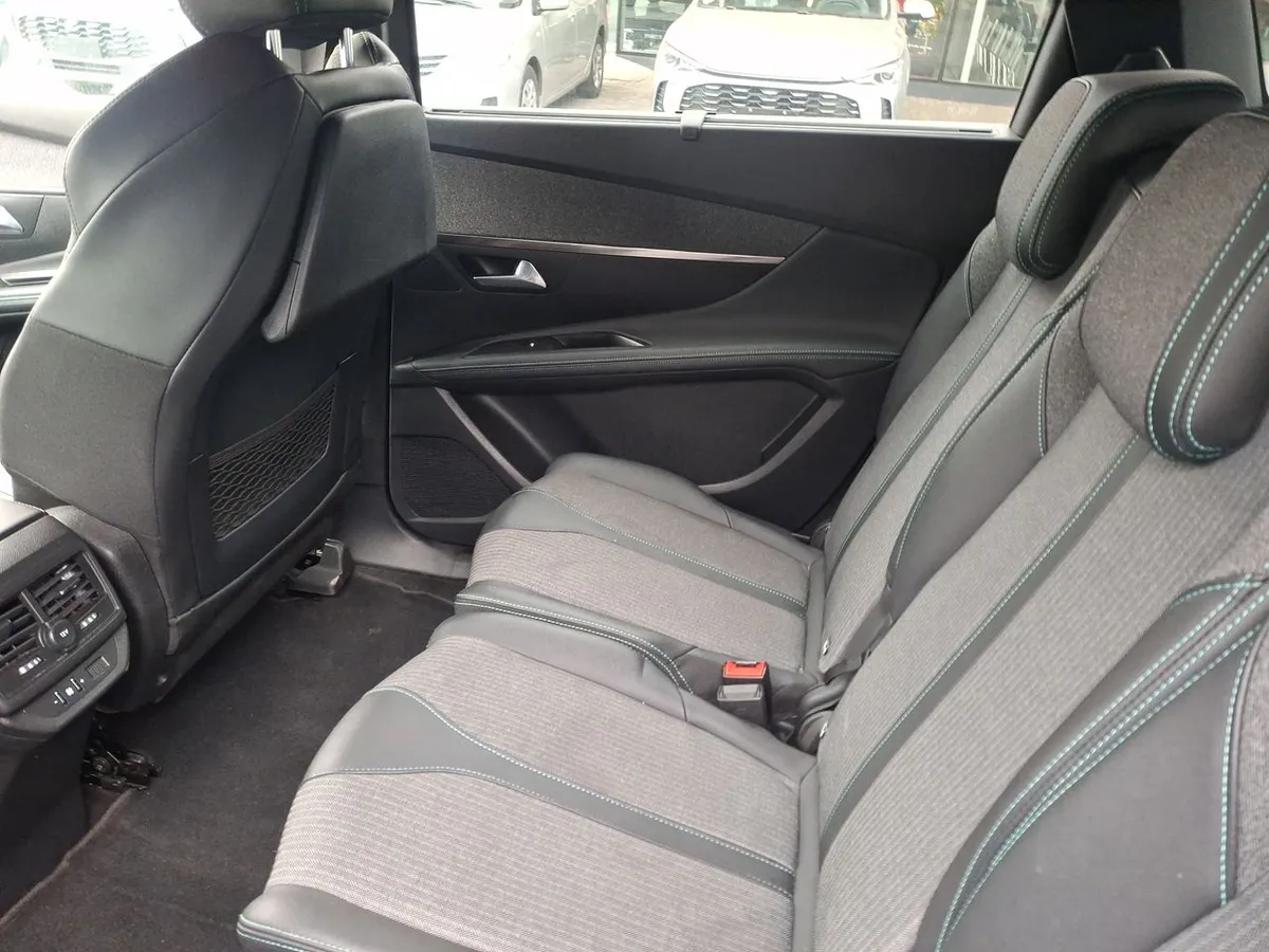 Peugeot 5008 1.5 Allure Pack Bluehdi 130 4x2 Eat8 5p año 2024