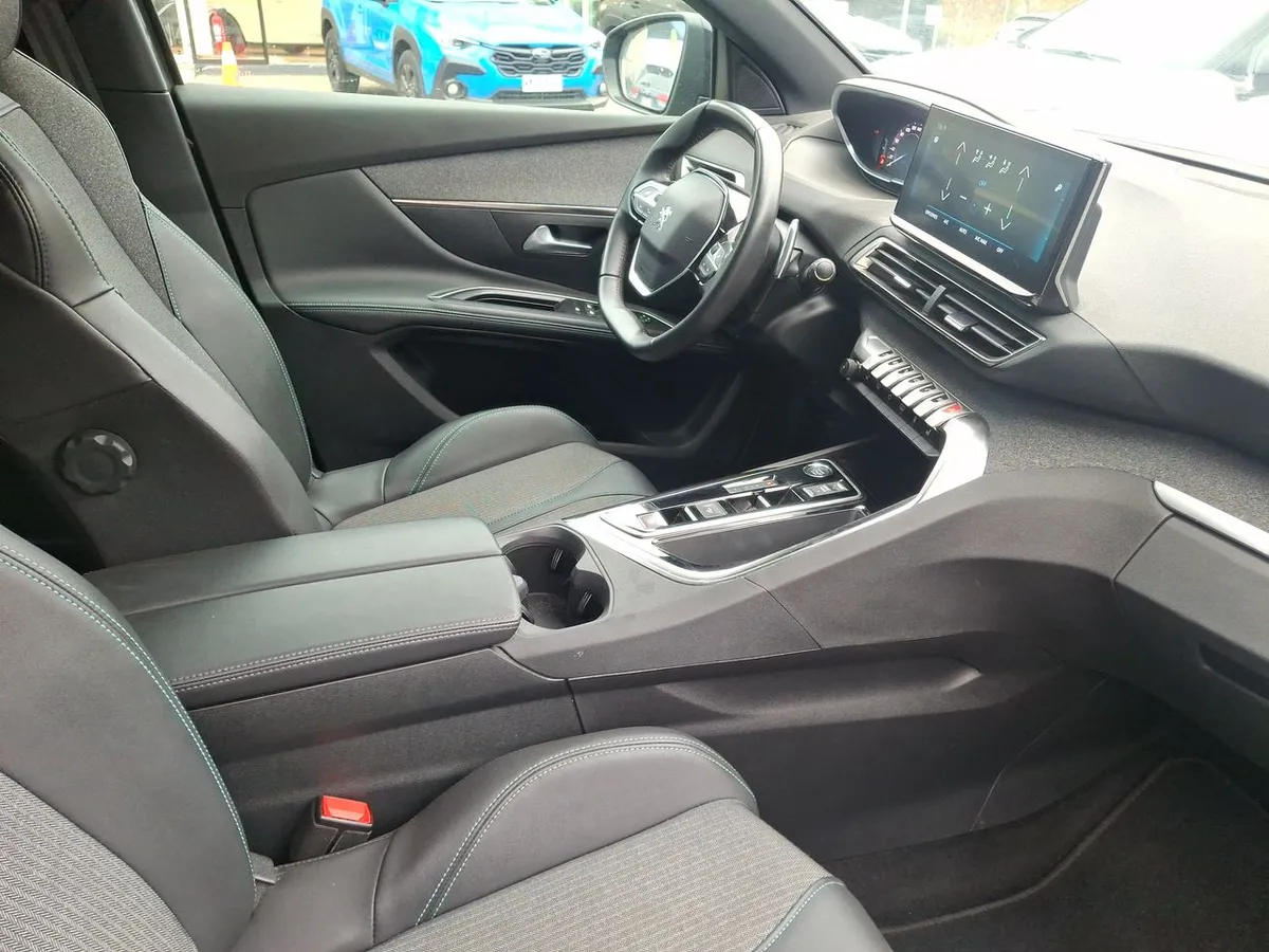 Peugeot 5008 1.5 Allure Pack Bluehdi 130 4x2 Eat8 5p año 2024