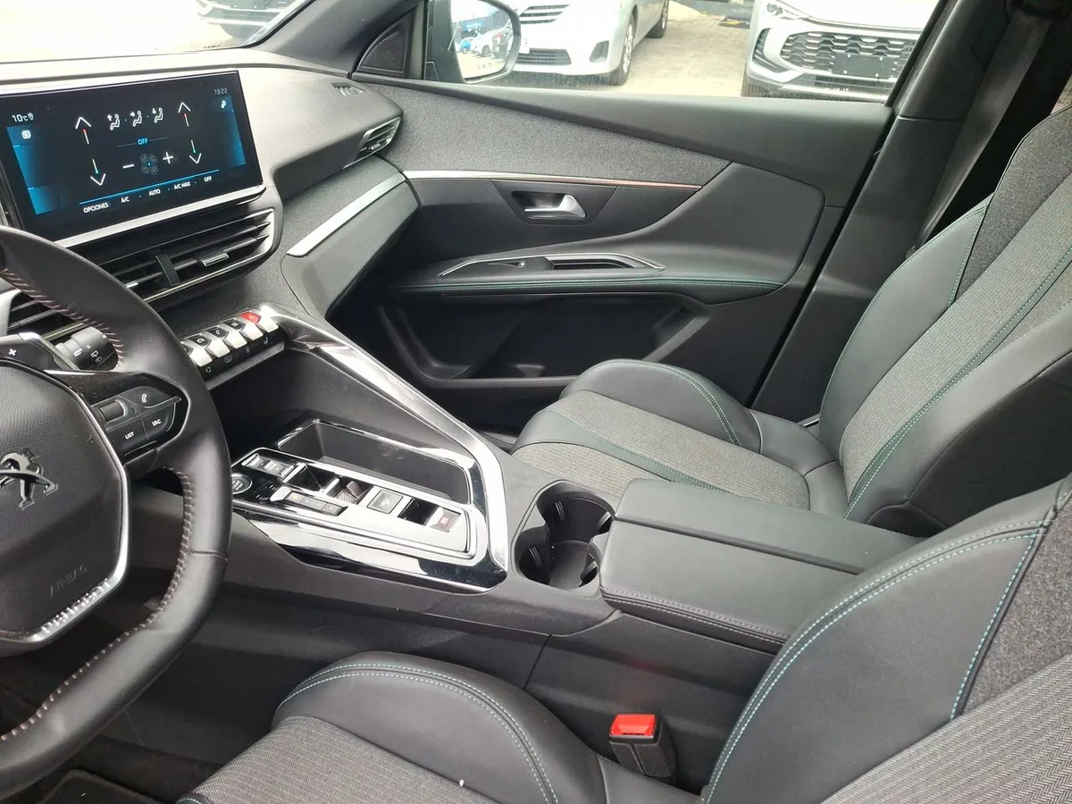 Peugeot 5008 1.5 Allure Pack Bluehdi 130 4x2 Eat8 5p año 2024