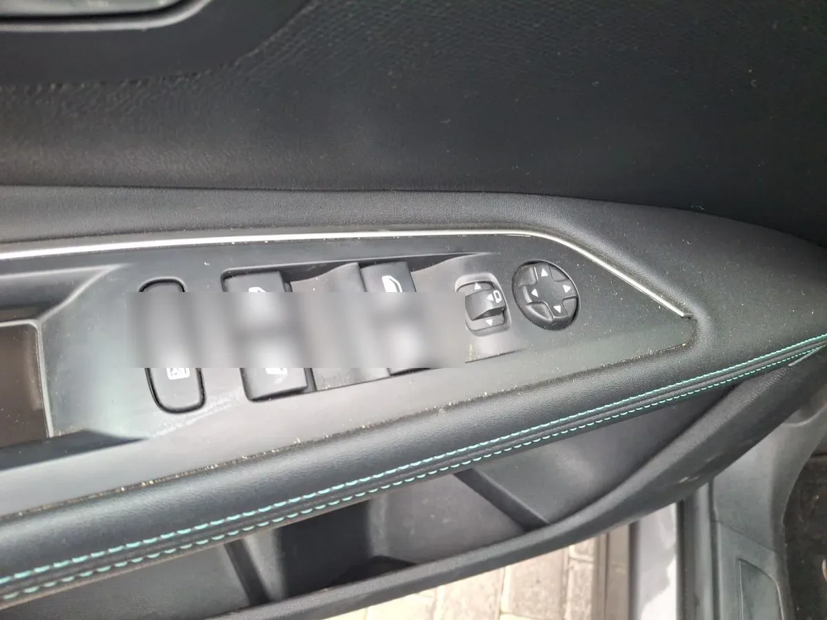 Peugeot 5008 1.5 Allure Pack Bluehdi 130 4x2 Eat8 5p año 2024