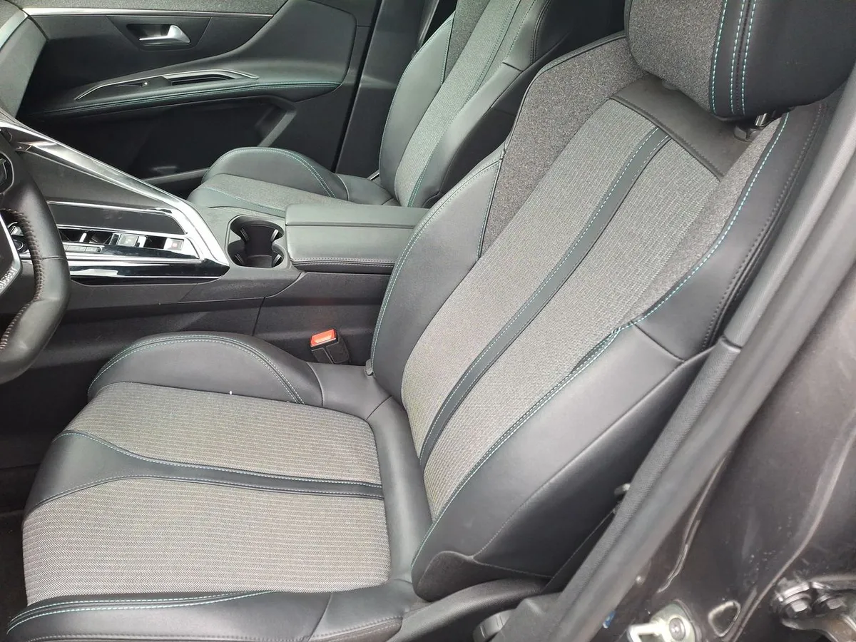 Peugeot 5008 1.5 Allure Pack Bluehdi 130 4x2 Eat8 5p año 2024