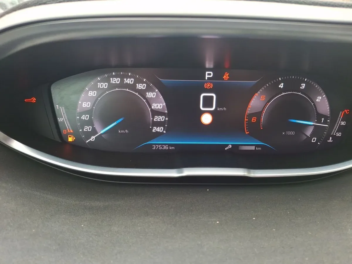 Peugeot 5008 1.5 Allure Pack Bluehdi 130 4x2 Eat8 5p año 2024