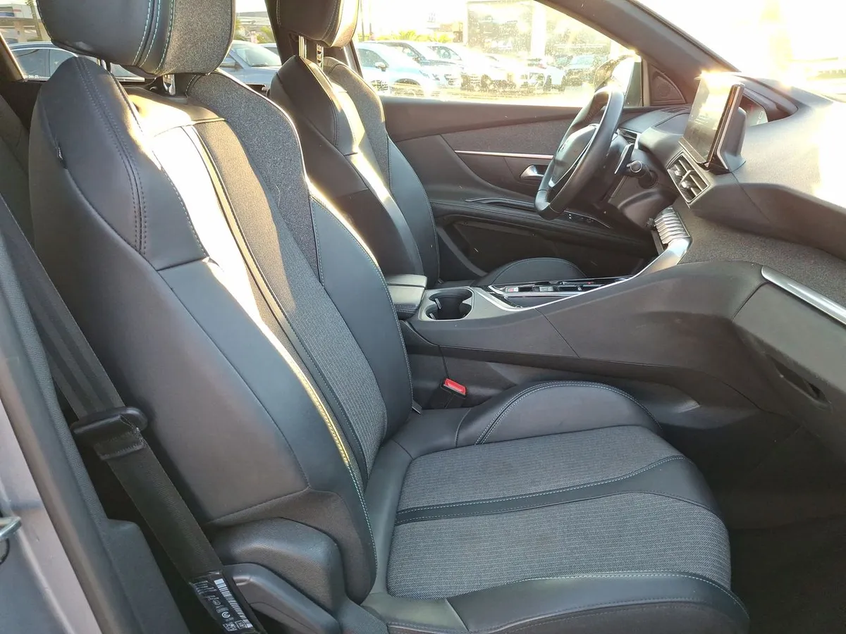Peugeot 5008 1.5 Allure Pack Bluehdi 130 4x2 Eat8 5p año 2024